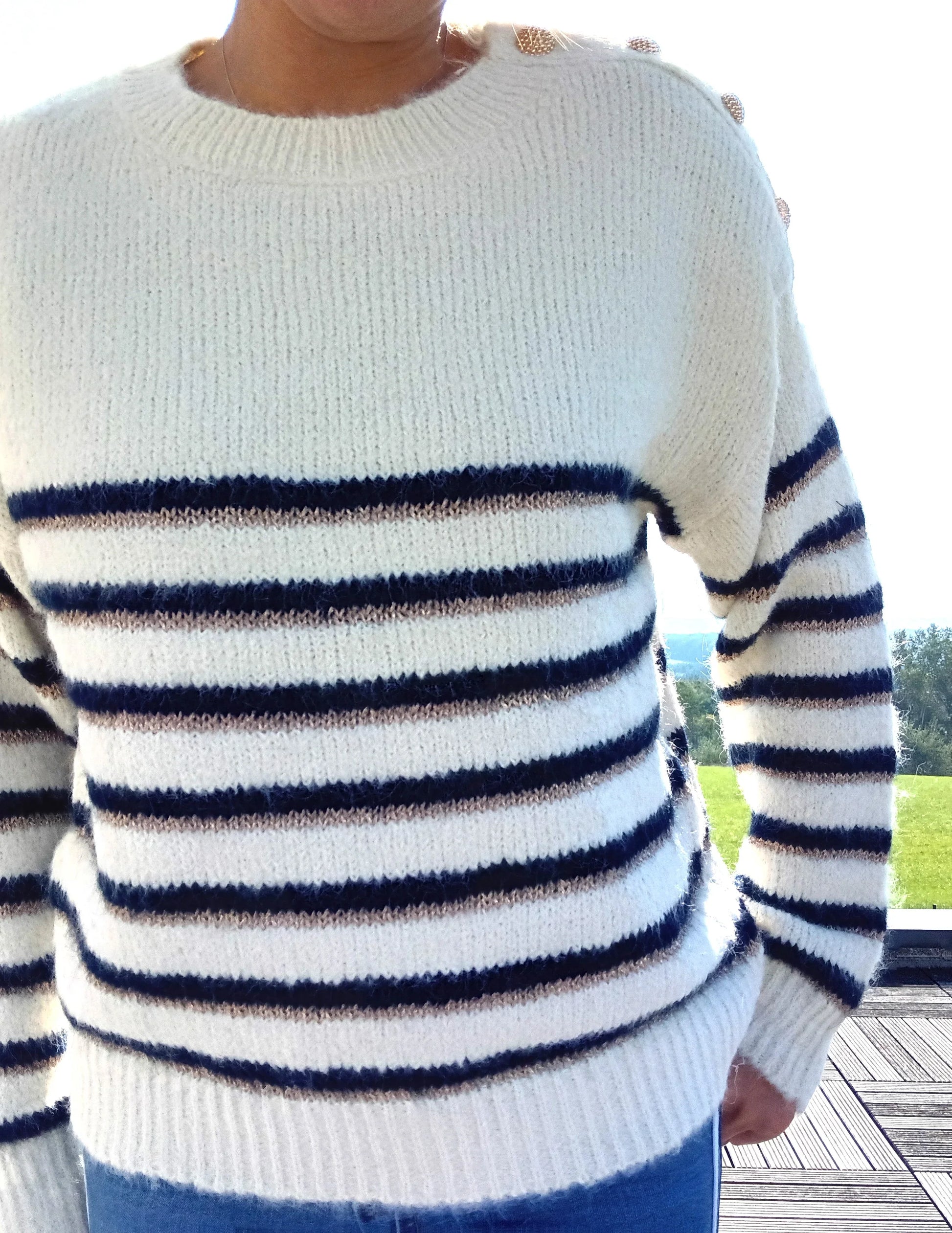 Pull fond blanc double rayures bleu marine et doré avec boutons dorés sur l'épaule, style marinière femme