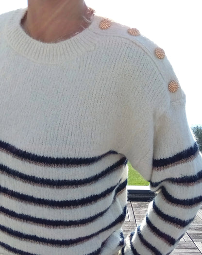 Pull fond blanc double rayures bleu marine et doré avec boutons dorés sur l'épaule, style marinière