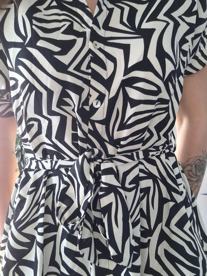 Black and white geometric print dress with waist tie, Le Petit Placard fashion style.