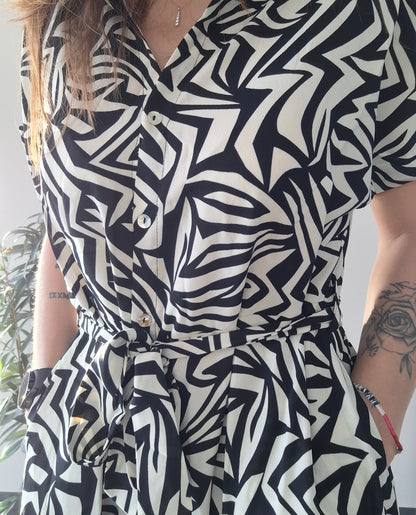 Black and white geometric patterned dress with belt, showcased by Le Petit Placard.