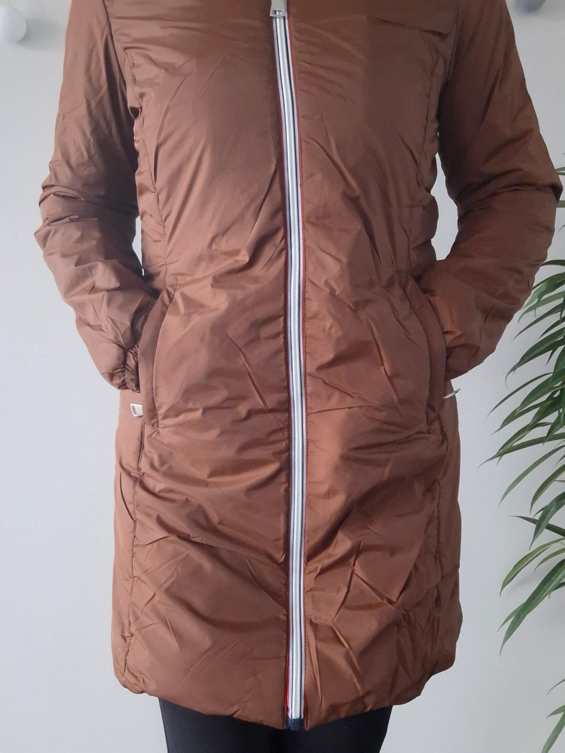 Manteau long femme hiver imperméable fourré marron avec fermeture éclair contrastée blanc et rouge Melya Melody