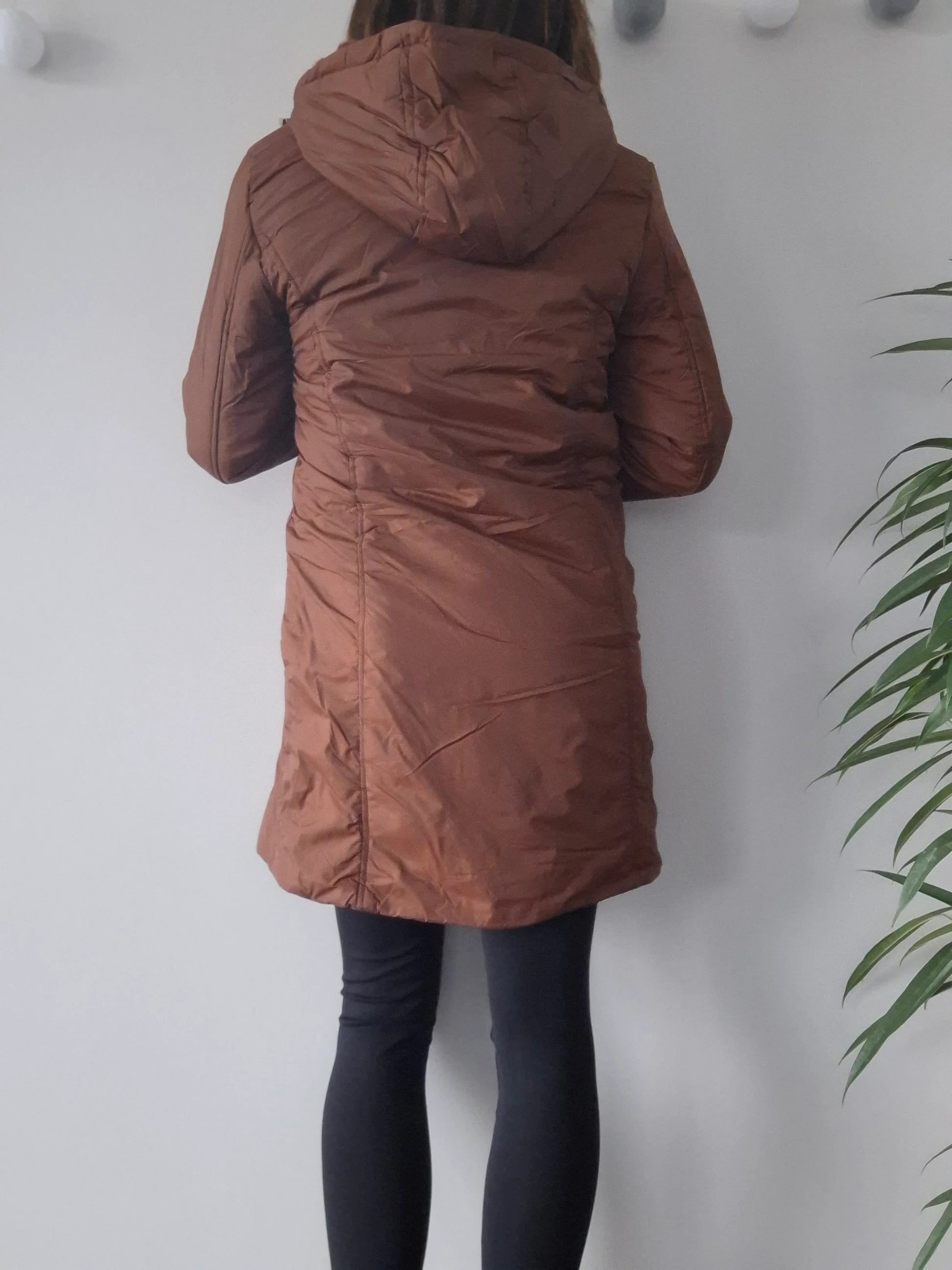 Manteau long femme hiver imperméable fourré couleur marron avec capuche, vue de dos, Melya Melody