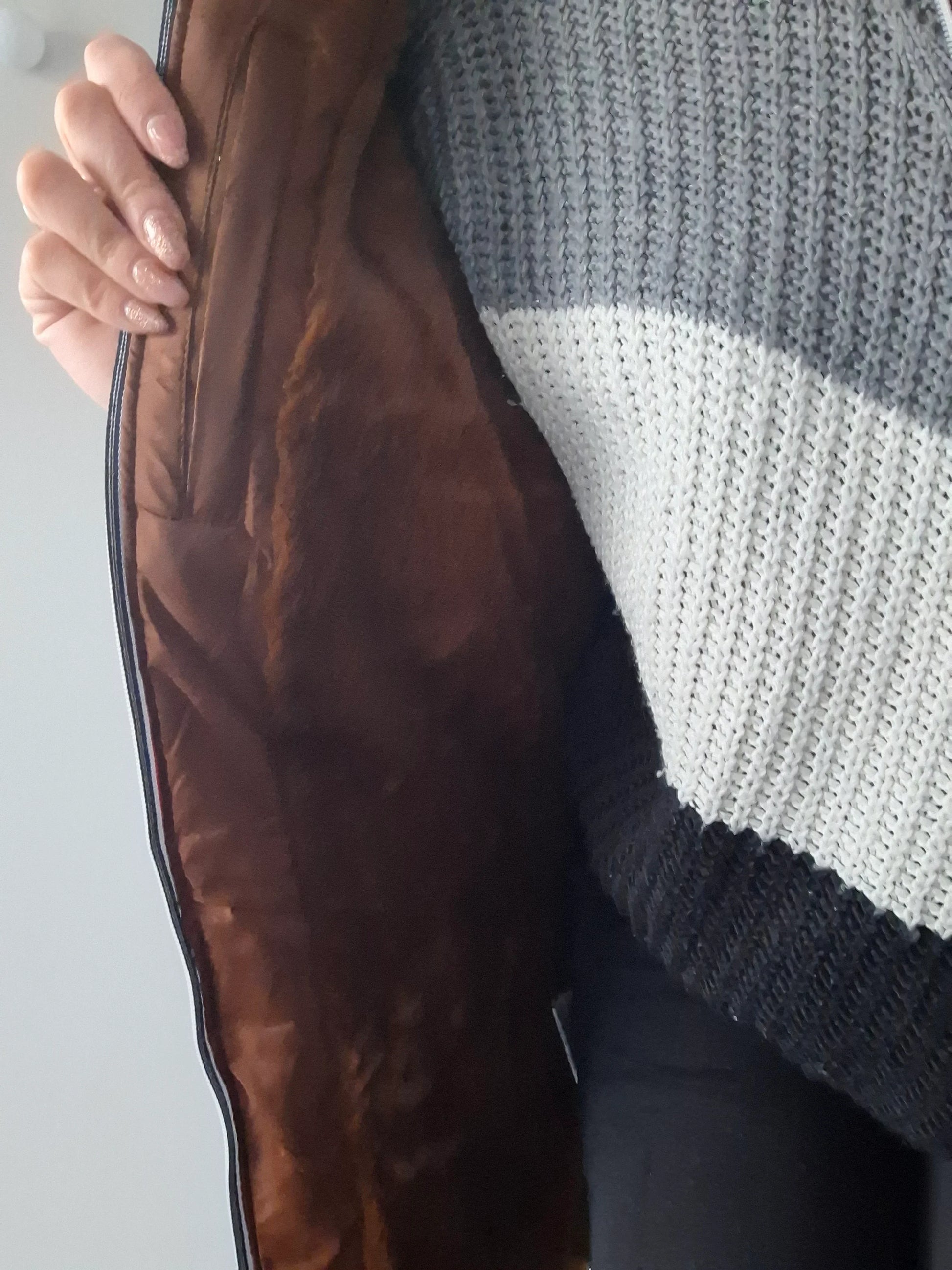 Doublure intérieure marron du manteau long femme hiver imperméable Melya Melody, tenue par une main féminine