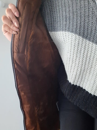 Doublure intérieure marron du manteau long femme hiver imperméable Melya Melody, tenue par une main féminine