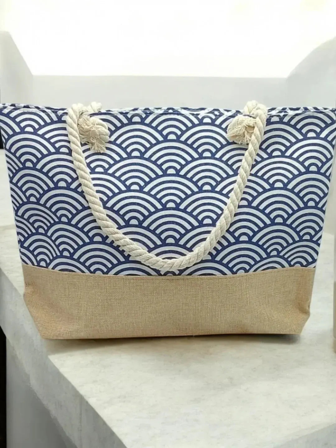 Sac à main de plage porté à l’épaule bleu motifs vagues Le Petit Placard