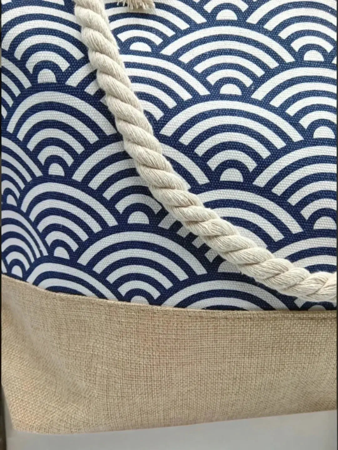 Sac à main de plage porté à l’épaule bleu motifs vagues Le Petit Placard