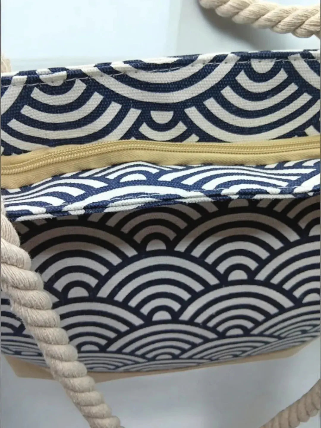 Sac à main de plage porté à l’épaule bleu motifs vagues Le Petit Placard