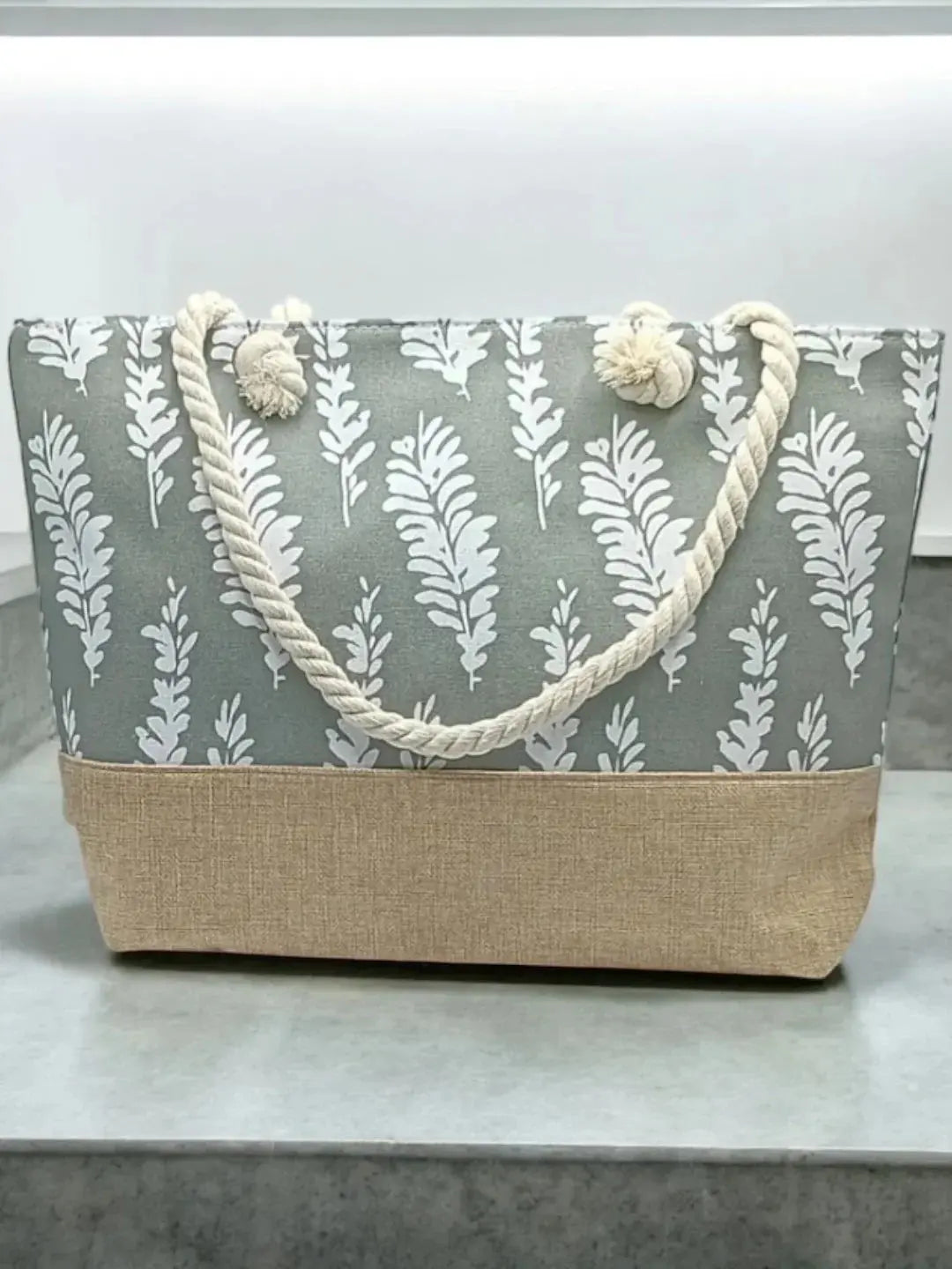 Sac à main de plage porté à l’épaule gris motifs plumes Le Petit Placard