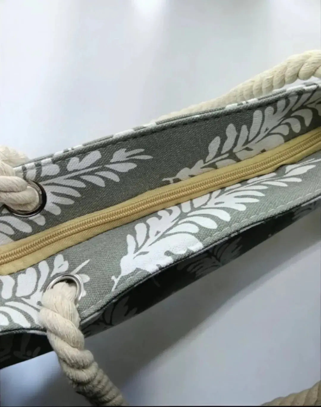 Sac à main de plage porté à l’épaule gris motifs plumes Le Petit Placard