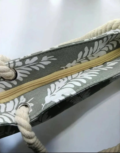 Sac à main de plage porté à l’épaule gris motifs plumes Le Petit Placard