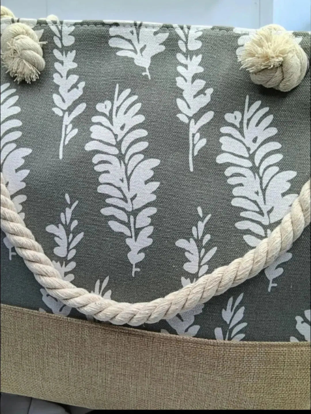 Sac à main de plage porté à l’épaule gris motifs plumes Le Petit Placard