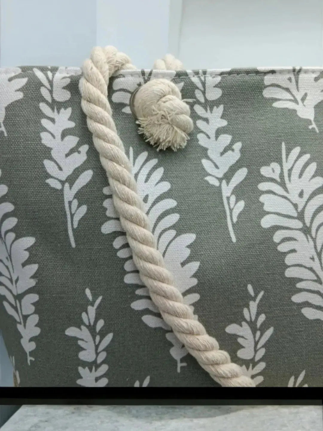 Sac à main de plage porté à l’épaule gris motifs plumes Le Petit Placard