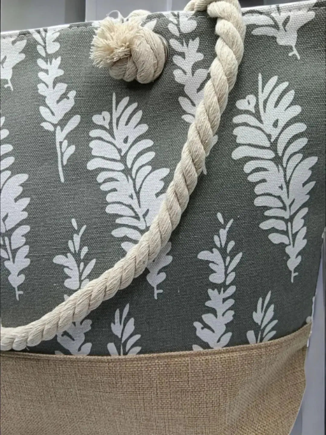 Sac à main de plage porté à l’épaule gris motifs plumes Le Petit Placard