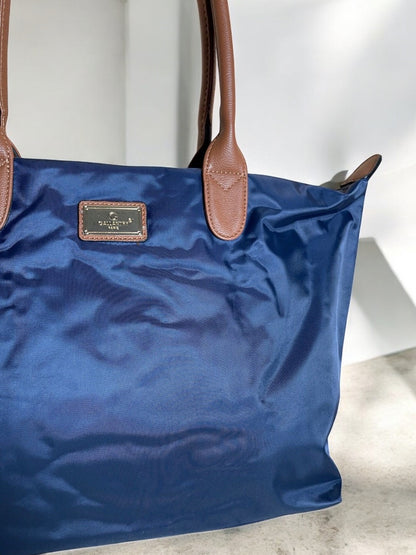 Sac à main fourre-tout bleu marine en nylon avec anses en cuir camel et plaque dorée Gallantry Paris