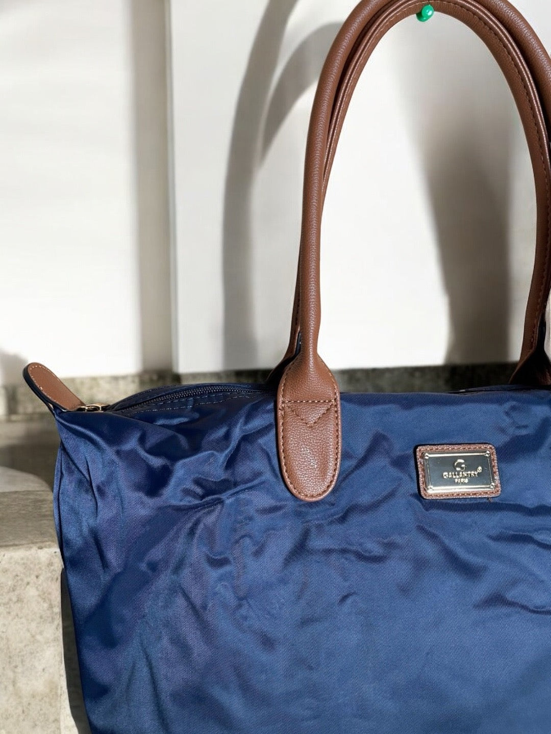 Sac à main fourre-tout couleur bleu marine Gallantry Paris avec anses en cuir camel et fermeture éclair