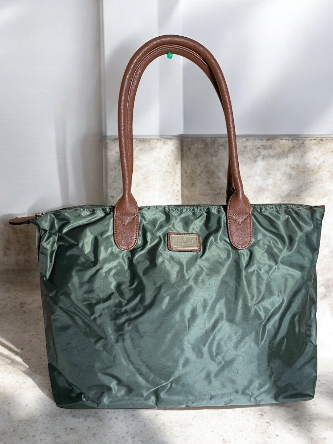 Sac à main fourre-tout couleur kaki en nylon avec anses en cuir marron et fermeture éclair dorée
