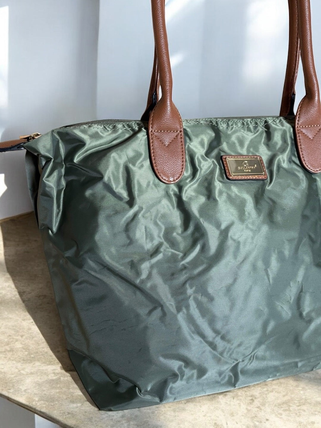 Sac à main fourre-tout couleur kaki en nylon avec anses en cuir marron et plaque dorée
