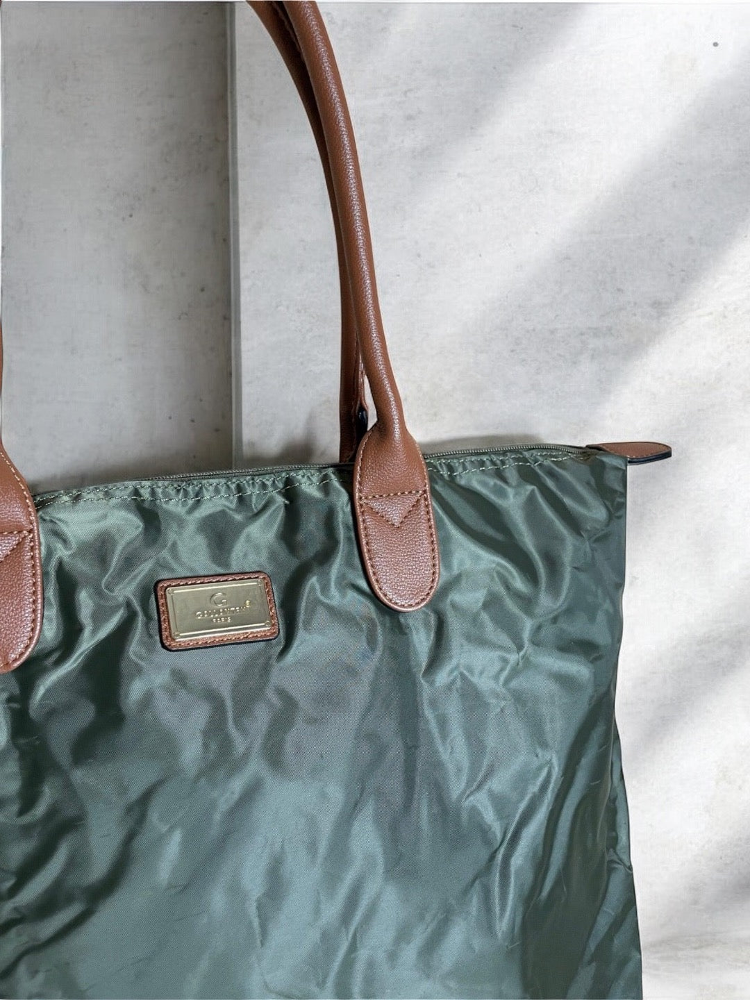 Sac à main fourre-tout couleur kaki en nylon avec anses en cuir camel et plaque dorée