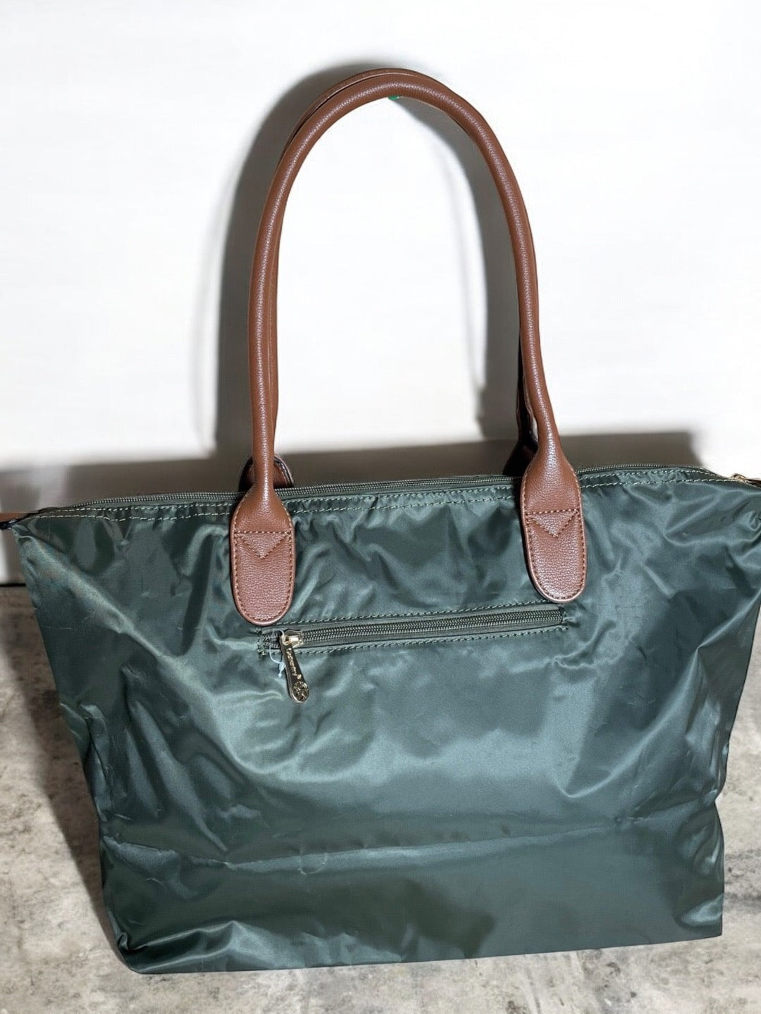 Sac à main fourre-tout couleur kaki en nylon avec anses en cuir marron et poche zippée frontale