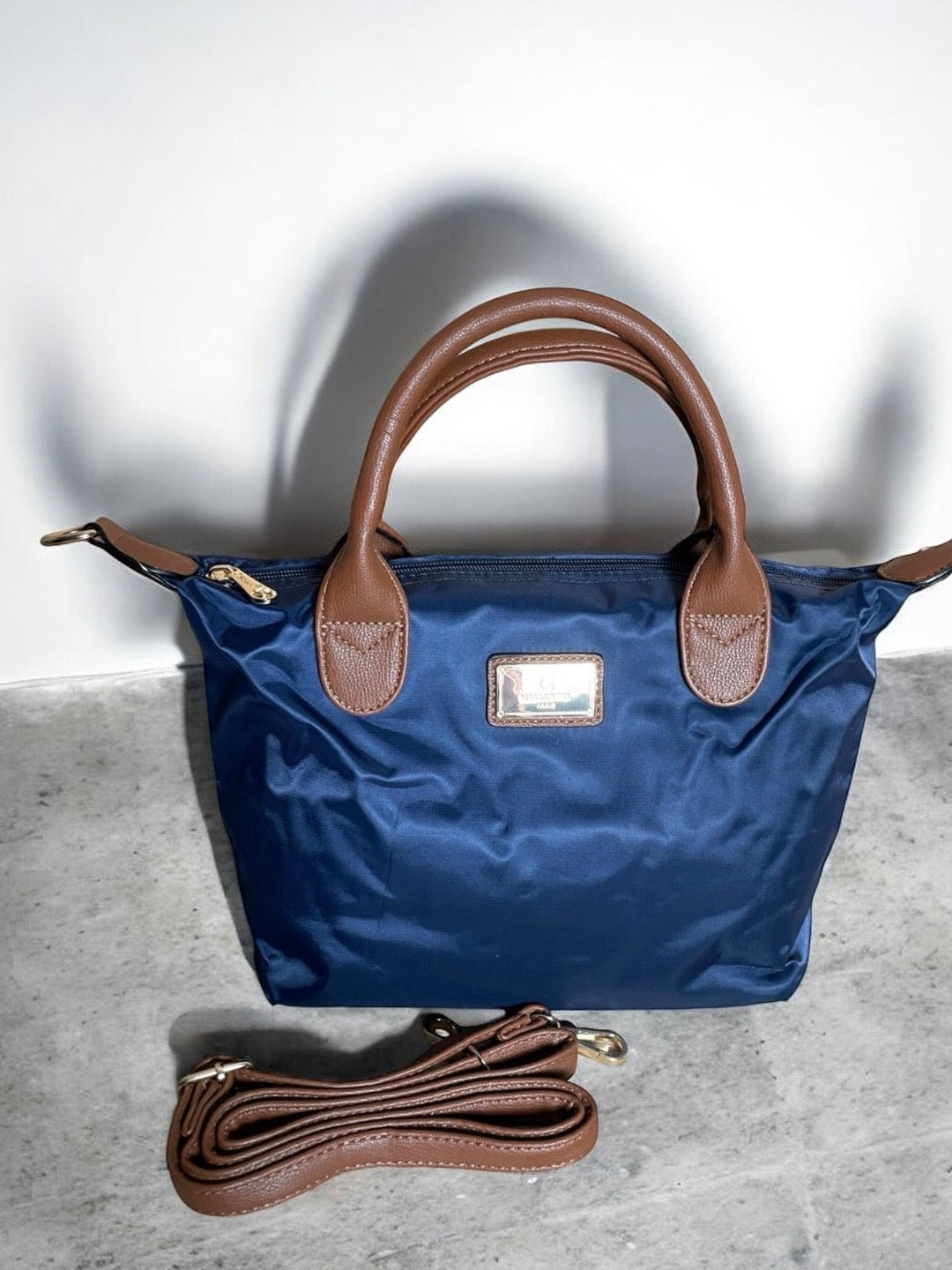 Sac à main fourre-tout petit modèle bleu marine en nylon avec anses et bandoulière en cuir camel