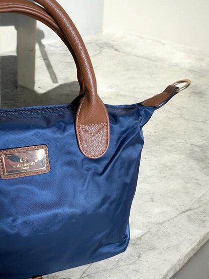 Sac à main fourre-tout petit modèle bleu marine Gallantry Paris avec anses en cuir marron posé sur marbre