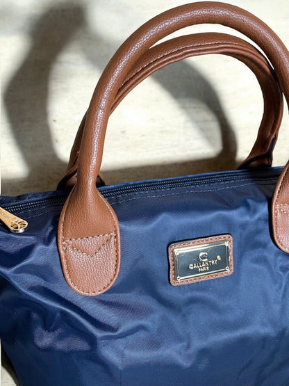 Sac à main fourre-tout petit modèle bleu marine Gallantry Paris avec anses en cuir camel et plaque dorée