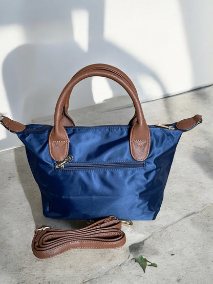 Sac à main fourre-tout petit modèle bleu marine en nylon avec anses et bandoulière en cuir camel