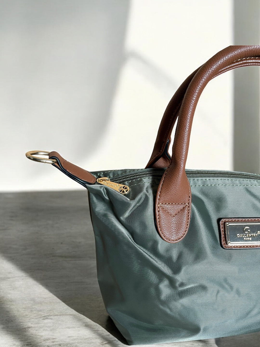 Sac à main fourre-tout petit modèle kaki en nylon avec anses en cuir camel et plaque dorée Gallantry Paris