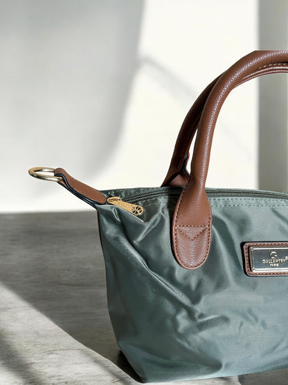 Sac à main fourre-tout petit modèle kaki en nylon avec anses en cuir camel et plaque dorée Gallantry Paris