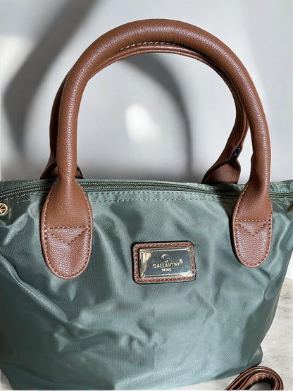 Sac à main fourre-tout petit modèle kaki Gallantry Paris avec anses en cuir camel et plaque dorée
