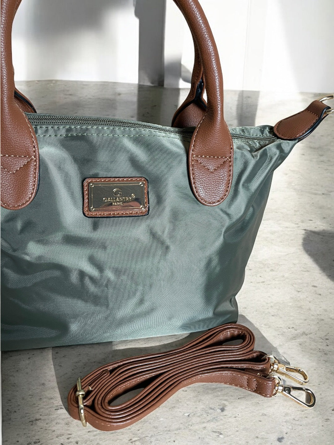 Sac à main fourre-tout petit modèle kaki en nylon avec anses et détails en cuir marron, bandoulière amovible