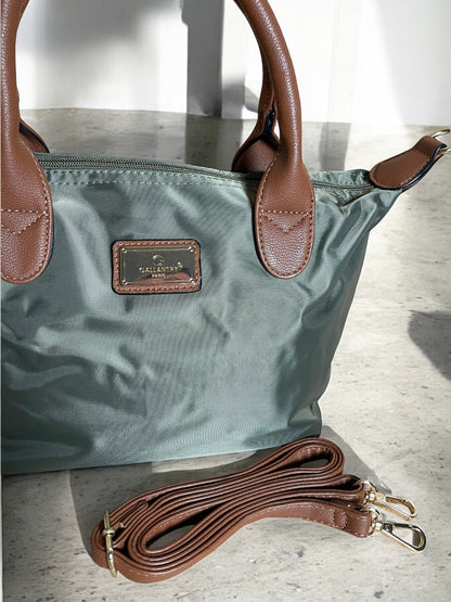Sac à main fourre-tout petit modèle kaki en nylon avec anses et détails en cuir marron, bandoulière amovible