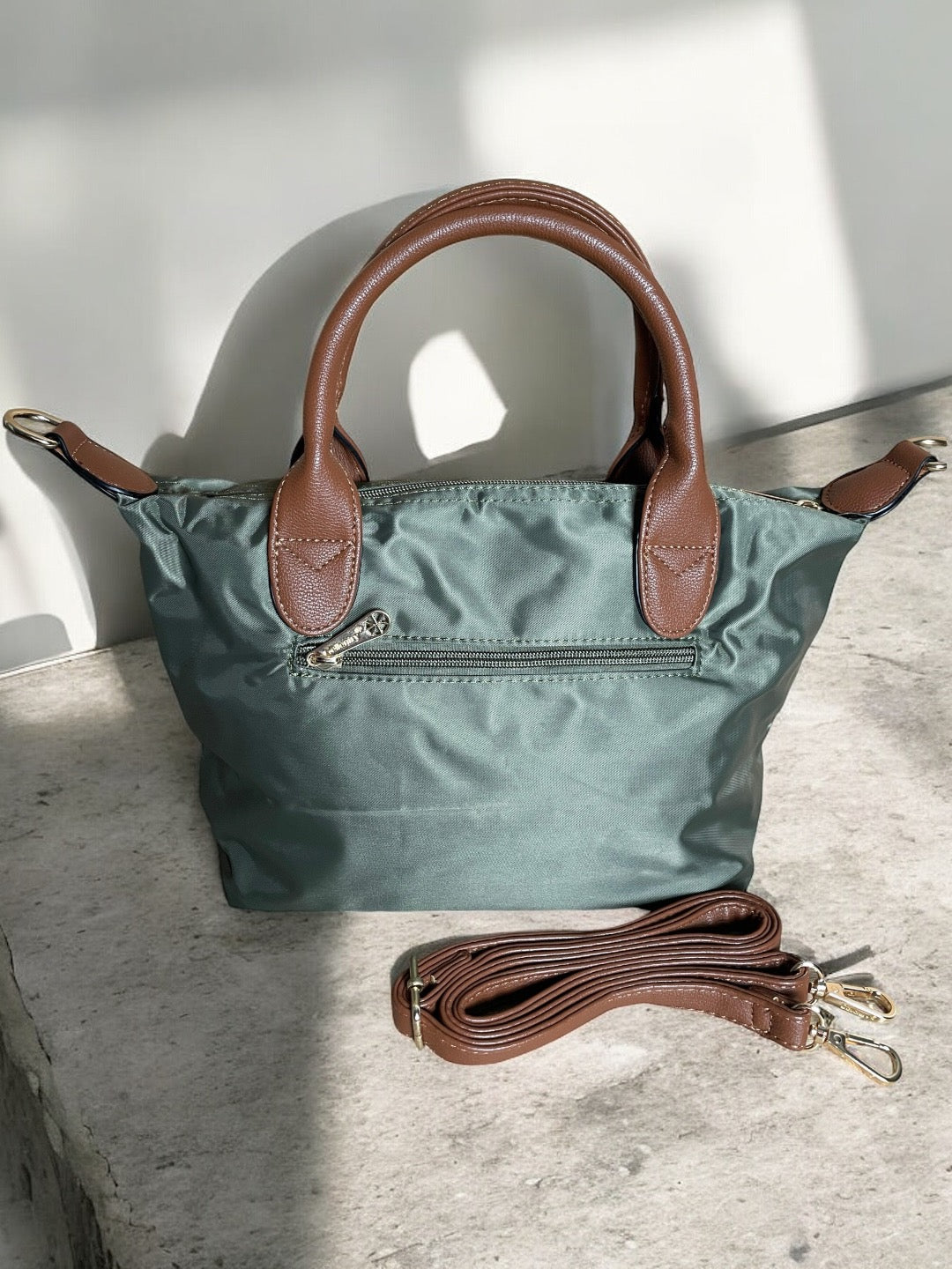 Sac à main fourre-tout petit modèle kaki avec anses en cuir marron et bandoulière amovible, poche zippée avant