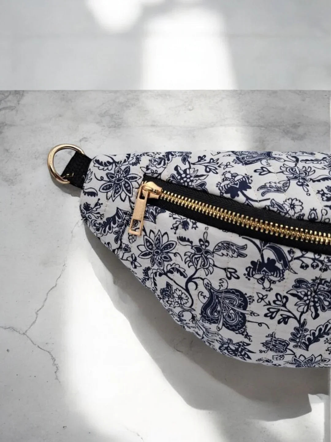 Sac banane blanc matelassé en coton motif floral noir Le Petit Placard