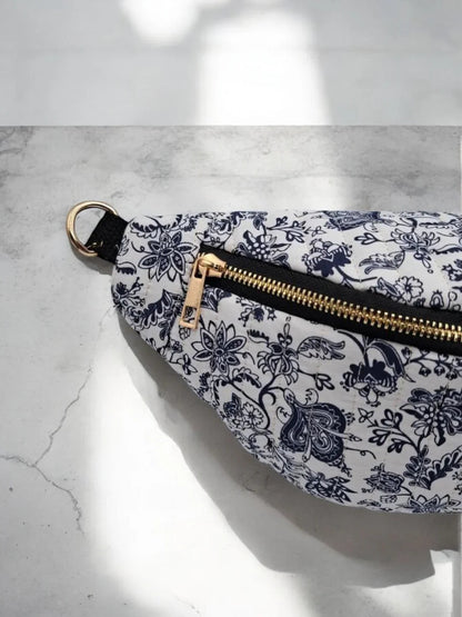 Sac banane blanc matelassé en coton motif floral noir Le Petit Placard