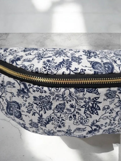 Sac banane blanc matelassé en coton motif floral noir Le Petit Placard
