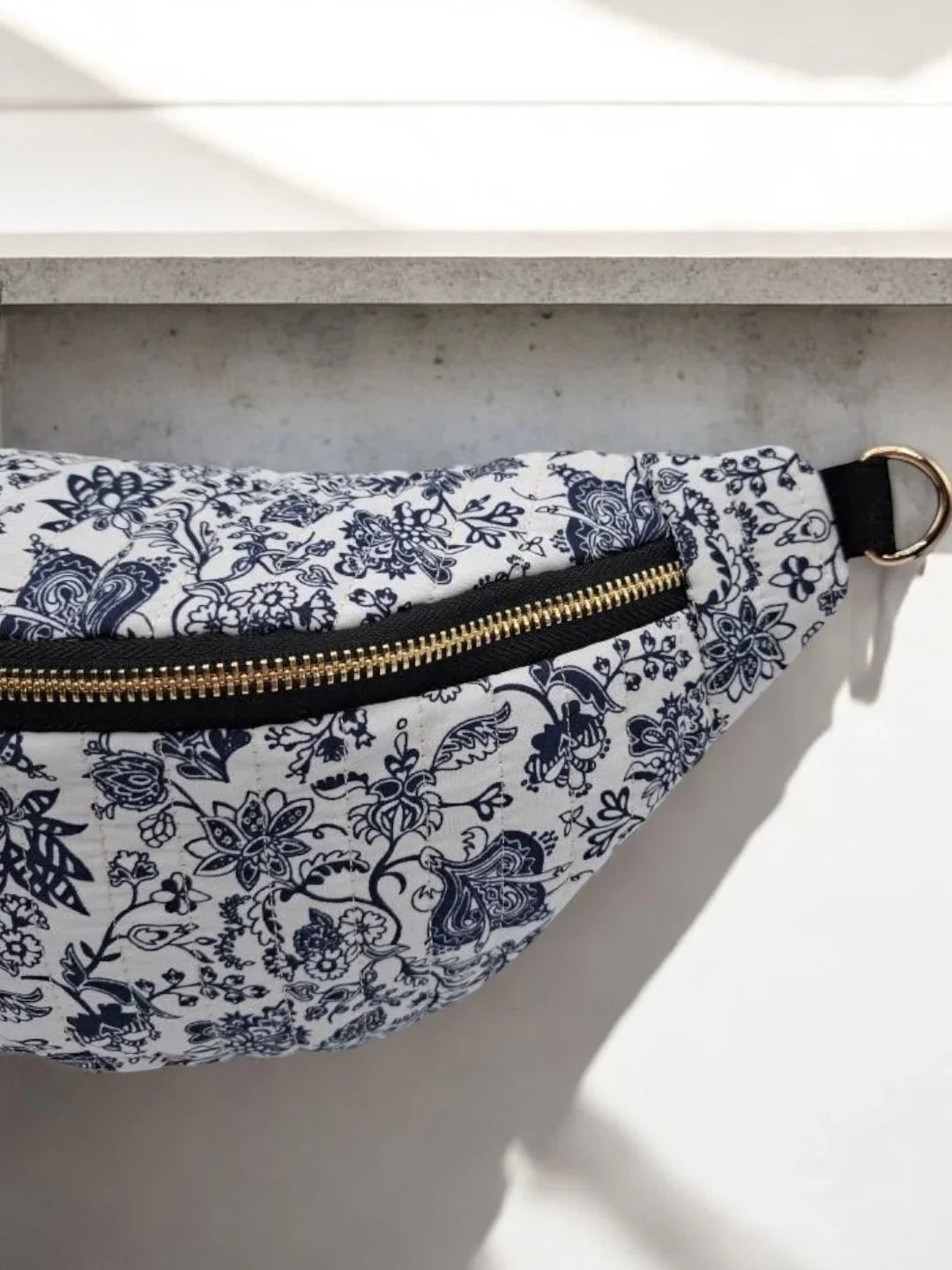 Sac banane blanc matelassé en coton motif floral noir Le Petit Placard