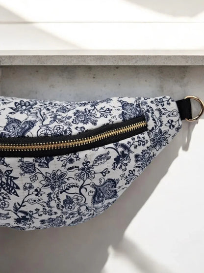 Sac banane blanc matelassé en coton motif floral noir Le Petit Placard