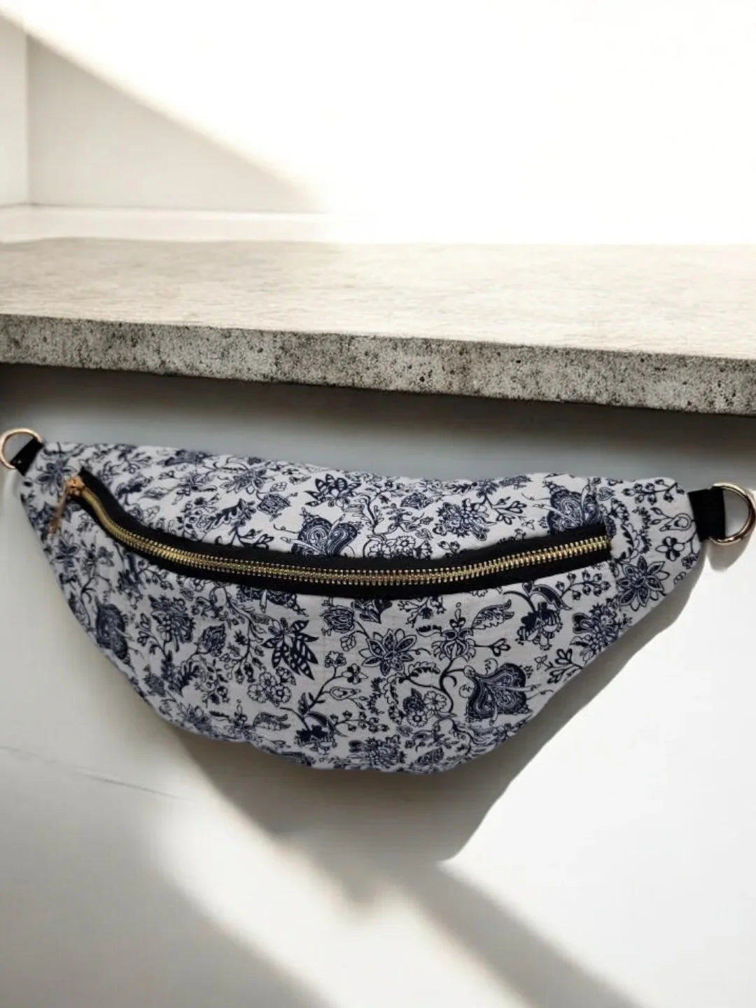 Sac banane blanc matelassé en coton motif floral noir Le Petit Placard