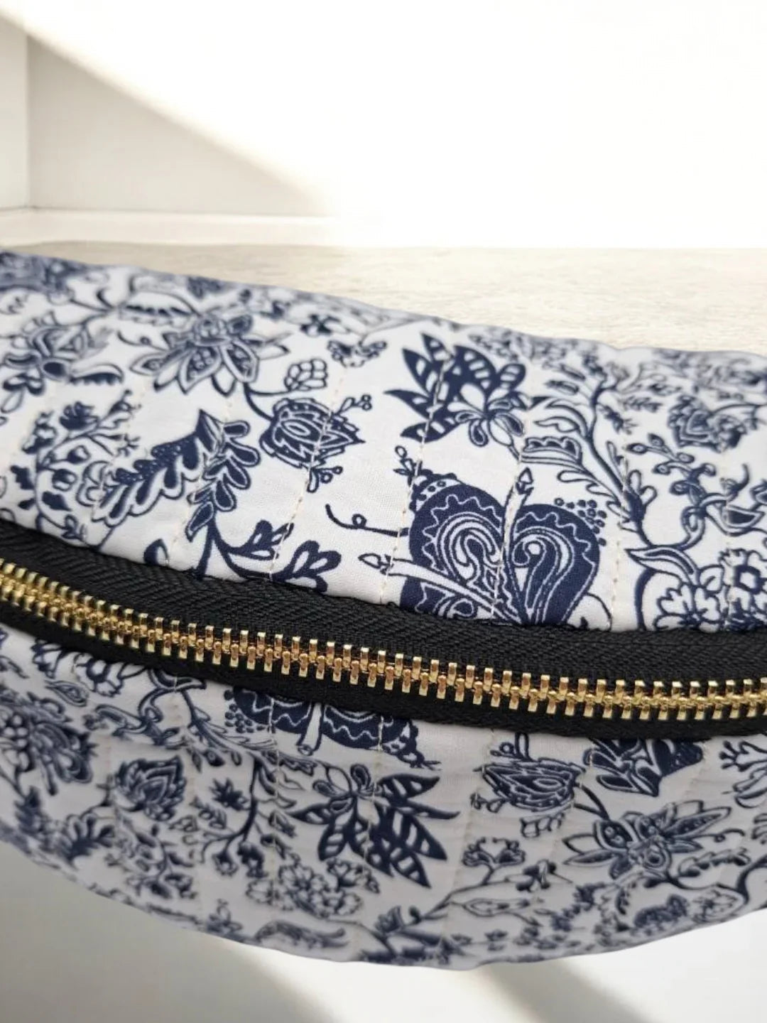 Sac banane blanc matelassé en coton motif floral noir Le Petit Placard