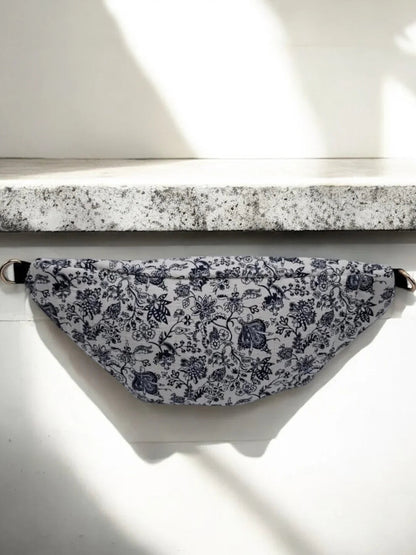 Sac banane blanc matelassé en coton motif floral noir Le Petit Placard