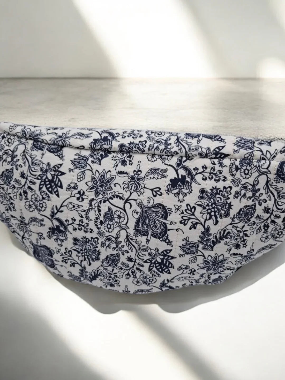 Sac banane blanc matelassé en coton motif floral noir Le Petit Placard