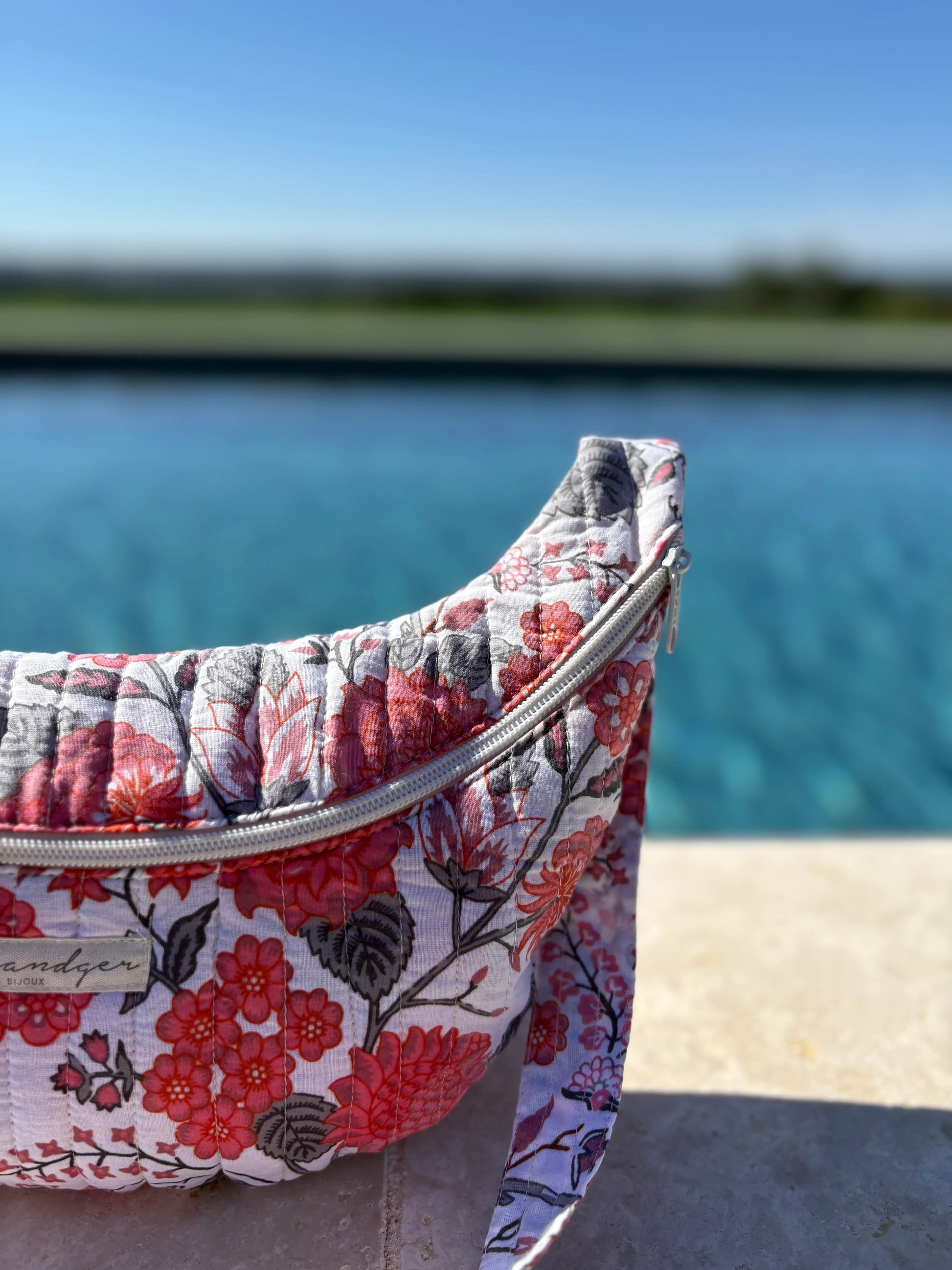 Floral print sac banane by the pool, trendy accessory from Le Petit Placard