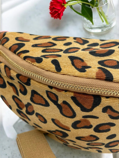 Sac banane coton épais toucher doux imprimé léopard camel avec fermeture éclair dorée, vue rapprochée