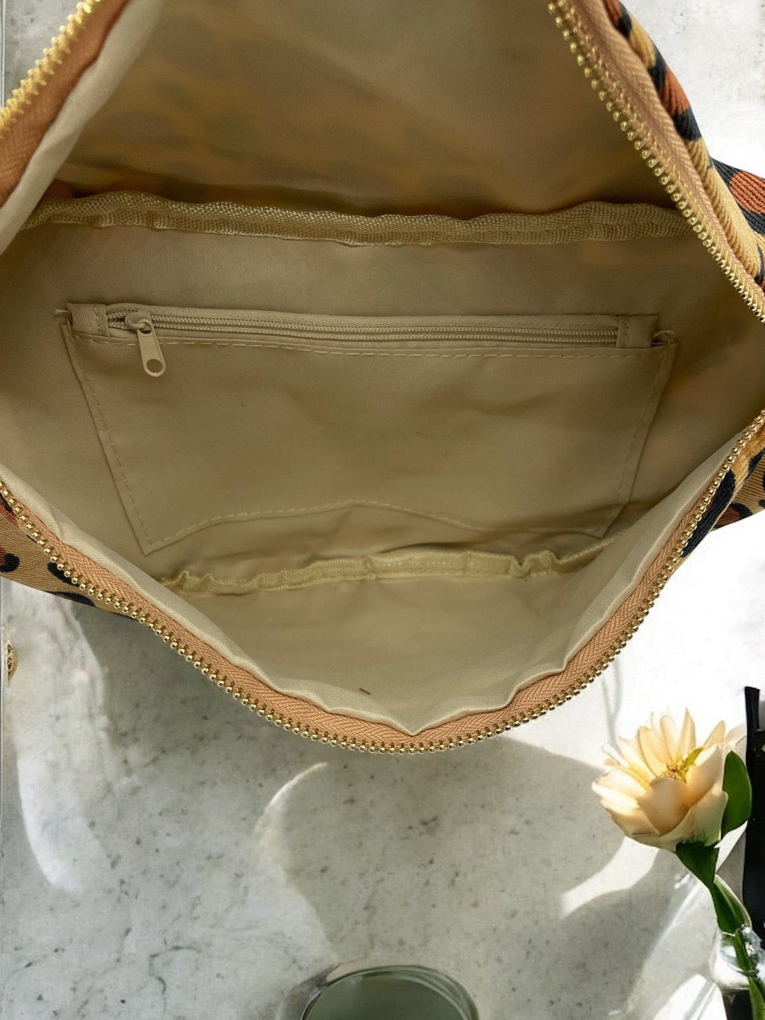 Intérieur du sac banane coton léopard camel ouvert, avec poche zippée beige et fermeture dorée