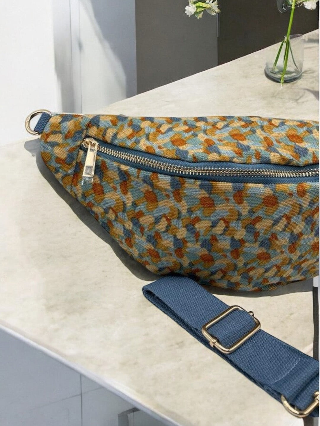 Sac banane coton épais velours fin bleu et jaune à motifs, avec fermeture éclair dorée et bandoulière bleue réglable