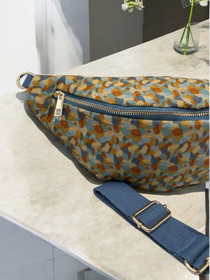 Sac banane coton épais velours fin bleu et jaune à motifs, avec fermeture éclair dorée et bandoulière bleue réglable