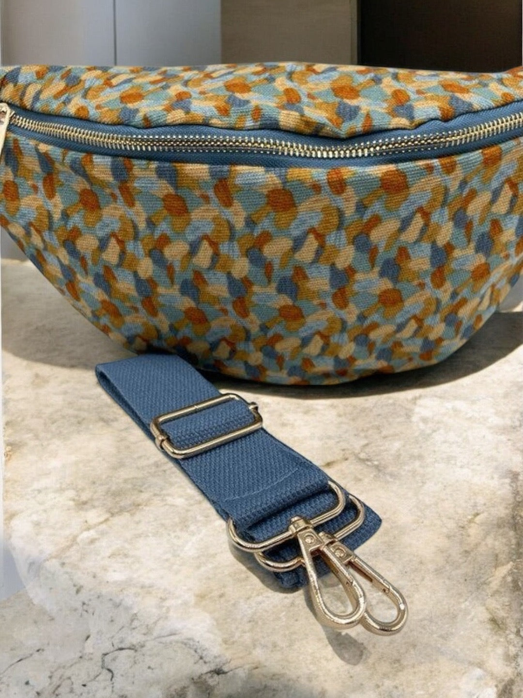 Sac banane coton épais velours fin bleu et jaune à motifs, avec bandoulière bleue et fermoir argenté