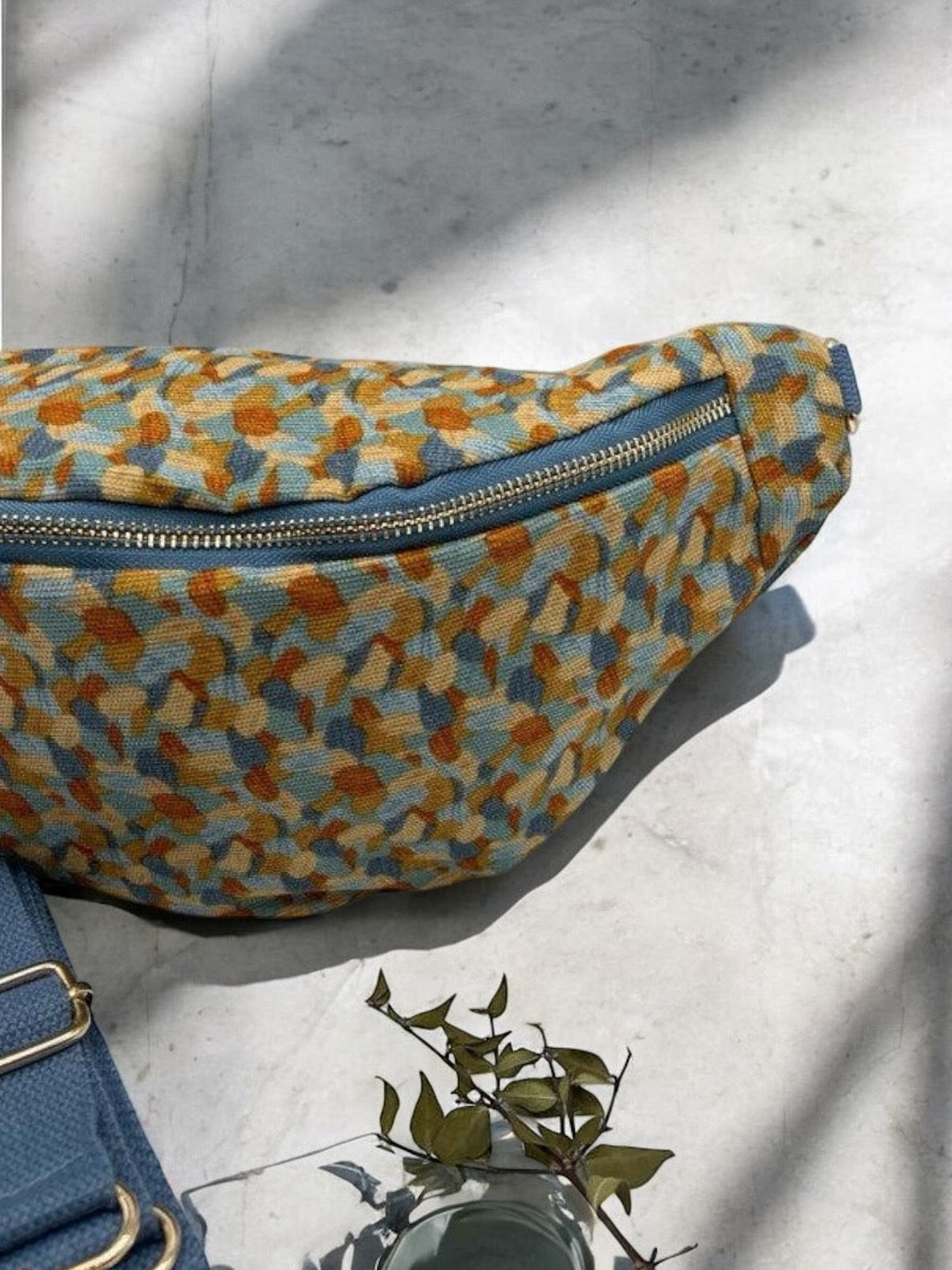 Sac banane coton épais velours fin bleu et jaune à motifs floraux avec fermeture éclair bleue