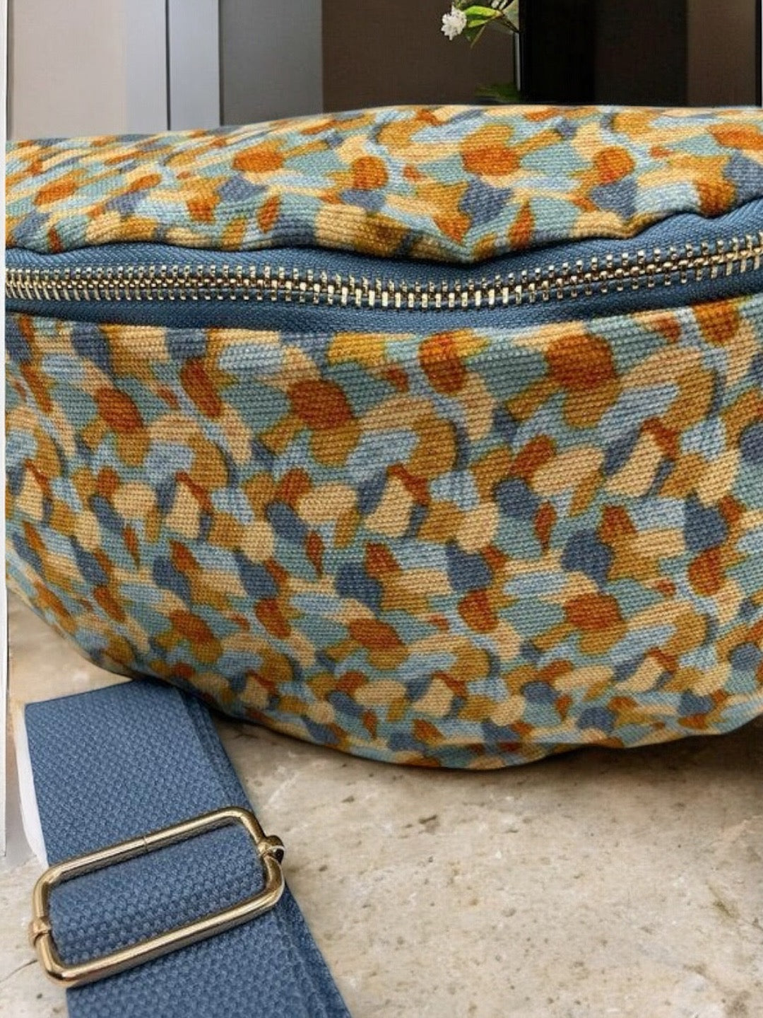 Sac banane coton épais velours fin bleu et jaune à motifs fleuris, fermeture éclair argentée et bandoulière bleue